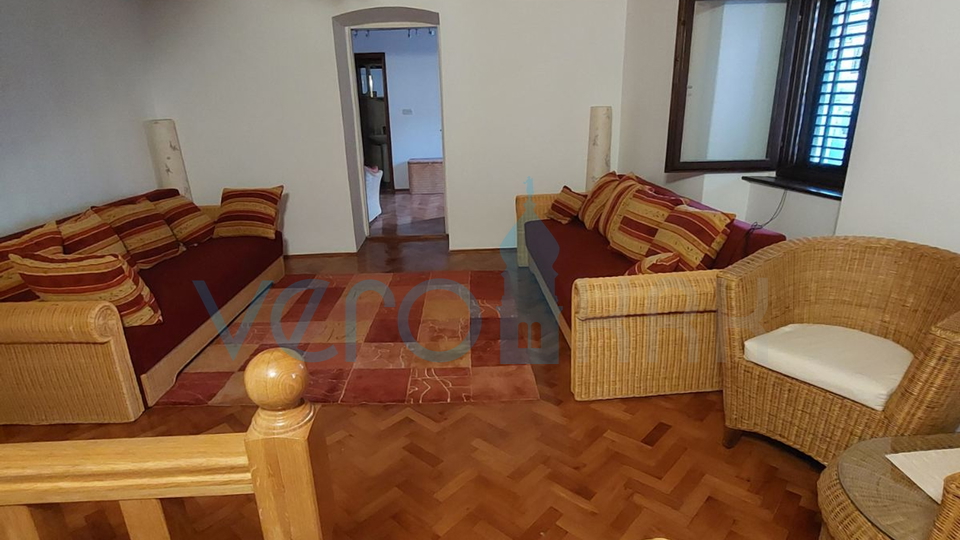 Omišalj, stara jezgra, renovirana kamena kuća, 140m2, prodaja