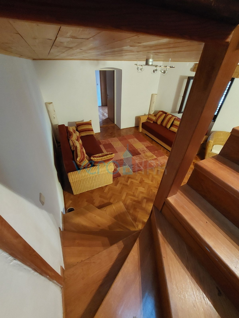 Omišalj, stara jezgra, renovirana kamena kuća, 140m2, prodaja