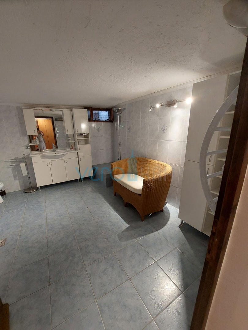 Omišalj, stara jezgra, renovirana kamena kuća, 140m2, prodaja