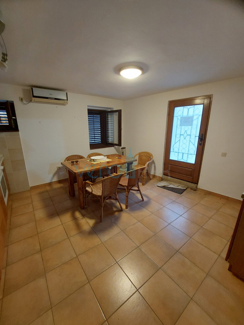 Omišalj, stara jezgra, renovirana kamena kuća, 140m2, prodaja