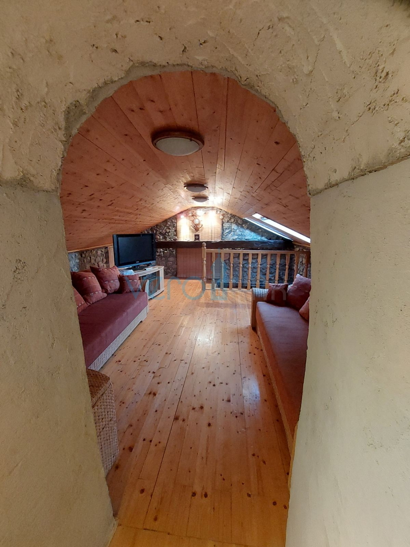 Omišalj, stara jezgra, renovirana kamena kuća, 140m2, prodaja