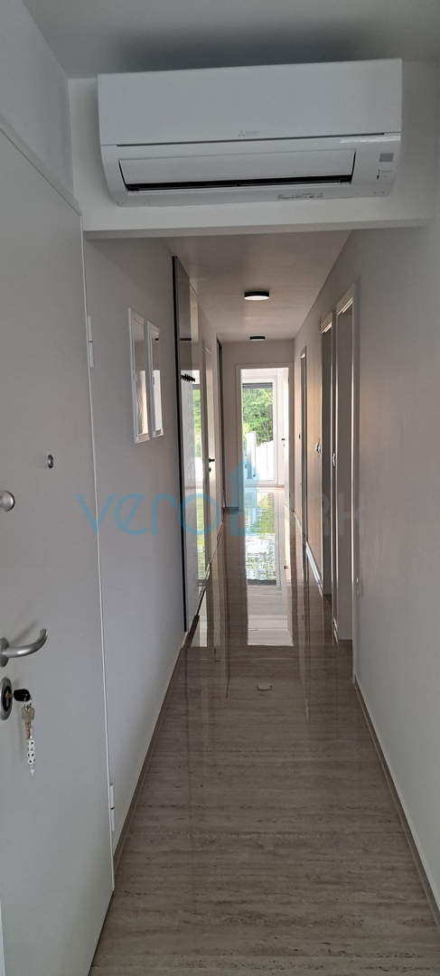 Malinska, okolica, luksuzan stan 88 m2 na katu novoizgrađene vile sa pogledom i bazenom, prodaja