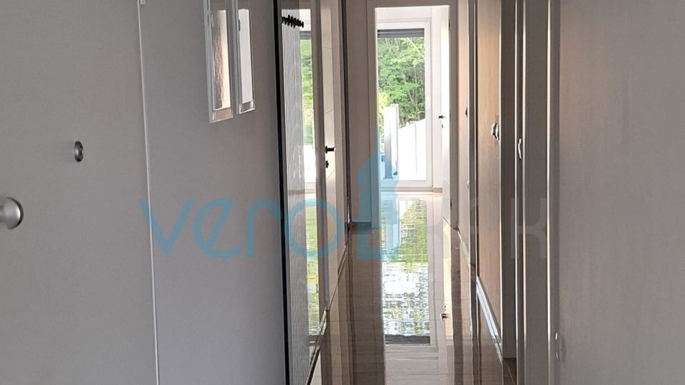 Malinska, Umgebung, Luxuswohnung 88 m2 im ersten Stock einer neu gebauten Villa mit Aussicht und Swimmingpool, zu verkaufen