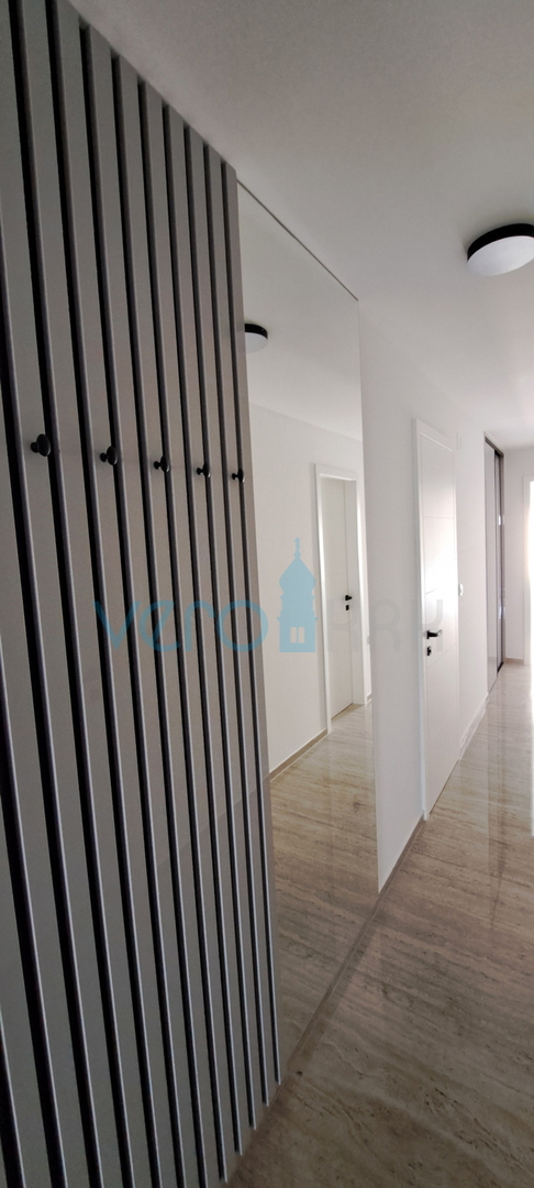 Malinska, okolica, luksuzan stan 88 m2 na katu novoizgrađene vile sa pogledom i bazenom, prodaja