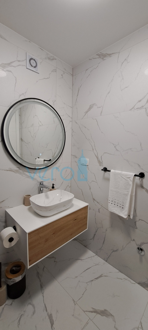 Malinska, okolica, luksuzan stan 88 m2 na katu novoizgrađene vile sa pogledom i bazenom, prodaja