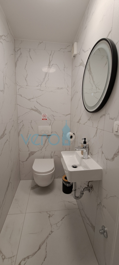 Malinska, okolica, luksuzan stan 88 m2 na katu novoizgrađene vile sa pogledom i bazenom, prodaja