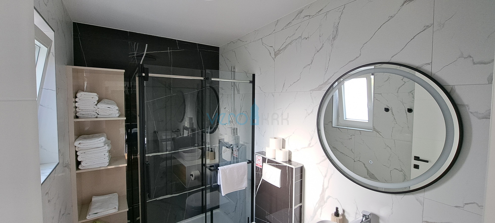 Malinska, okolica, luksuzan stan 88 m2 na katu novoizgrađene vile sa pogledom i bazenom, prodaja