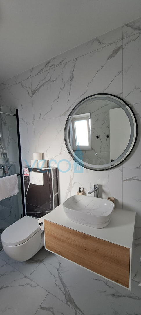 Malinska, okolica, luksuzan stan 88 m2 na katu novoizgrađene vile sa pogledom i bazenom, prodaja