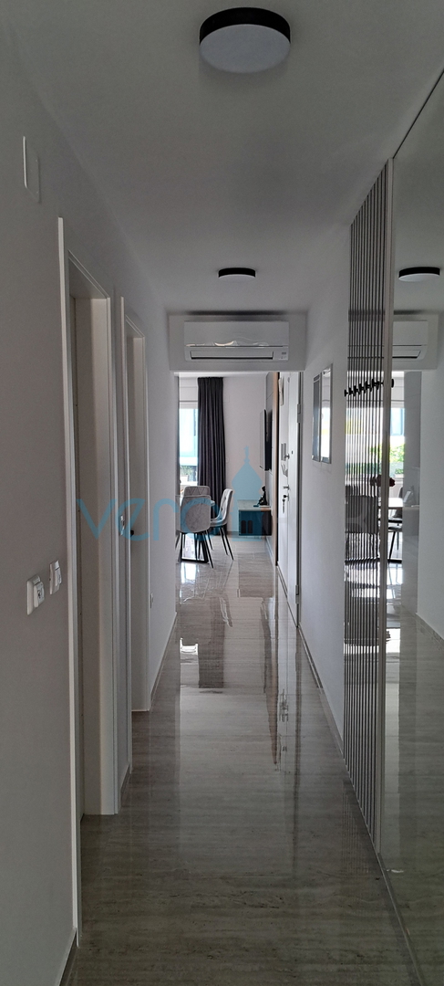 Malinska, okolica, luksuzan stan 88 m2 na katu novoizgrađene vile sa pogledom i bazenom, prodaja