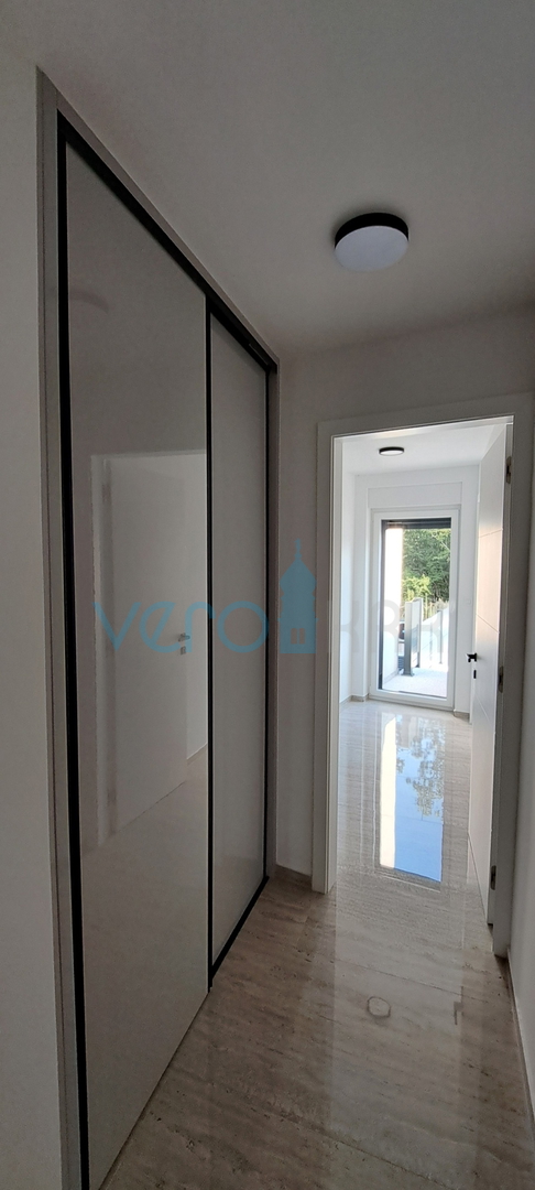 Malinska, okolica, luksuzan stan 88 m2 na katu novoizgrađene vile sa pogledom i bazenom, prodaja