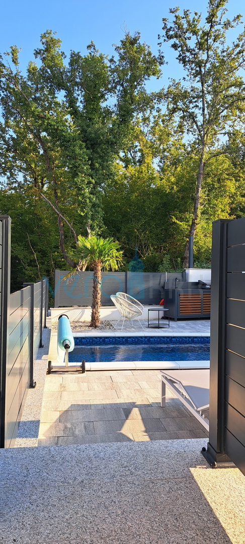 Malinska, okolica, luksuzan stan 88 m2 na katu novoizgrađene vile sa pogledom i bazenom, prodaja