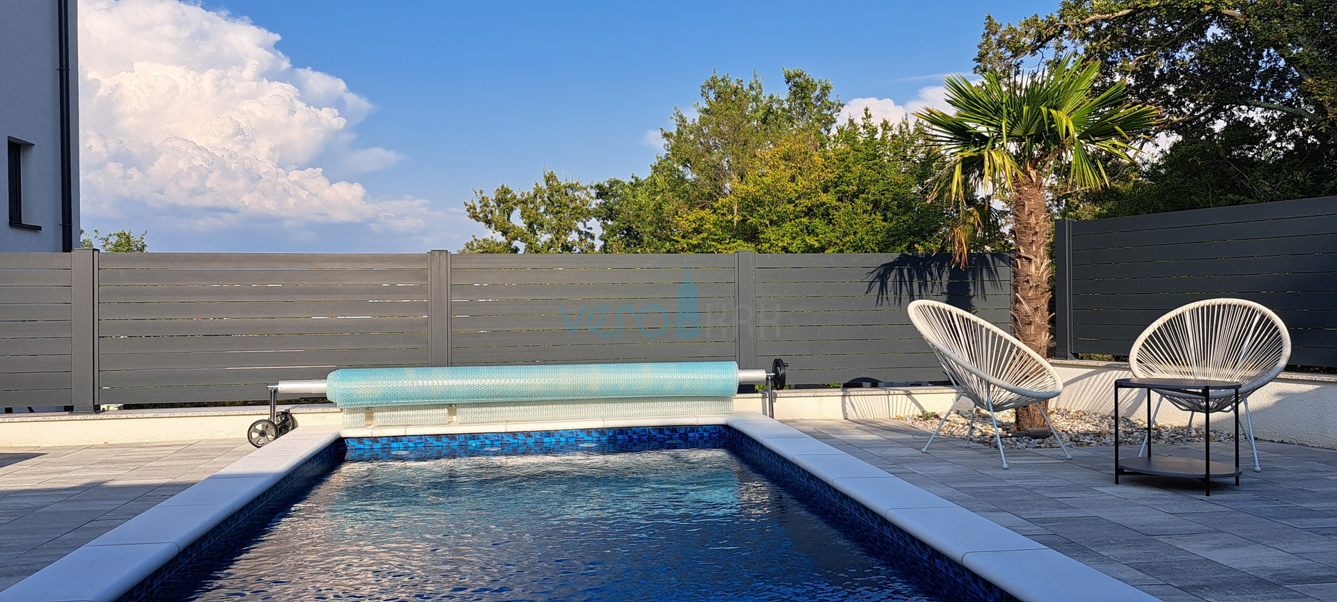 Malinska, okolica, luksuzan stan 88 m2 na katu novoizgrađene vile sa pogledom i bazenom, prodaja