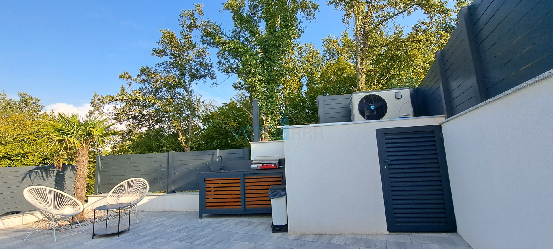 Malinska, okolica, luksuzan stan 88 m2 na katu novoizgrađene vile sa pogledom i bazenom, prodaja