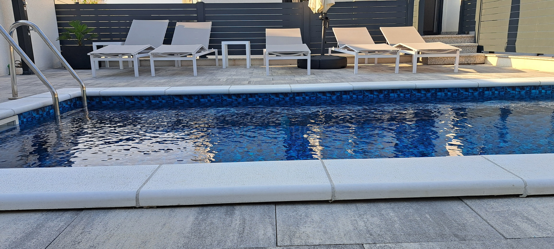 Malinska, okolica, luksuzan stan 88 m2 na katu novoizgrađene vile sa pogledom i bazenom, prodaja