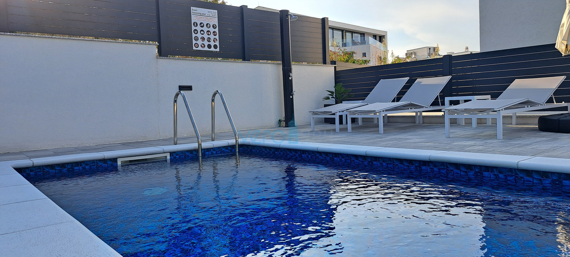 Malinska, okolica, luksuzan stan 88 m2 na katu novoizgrađene vile sa pogledom i bazenom, prodaja