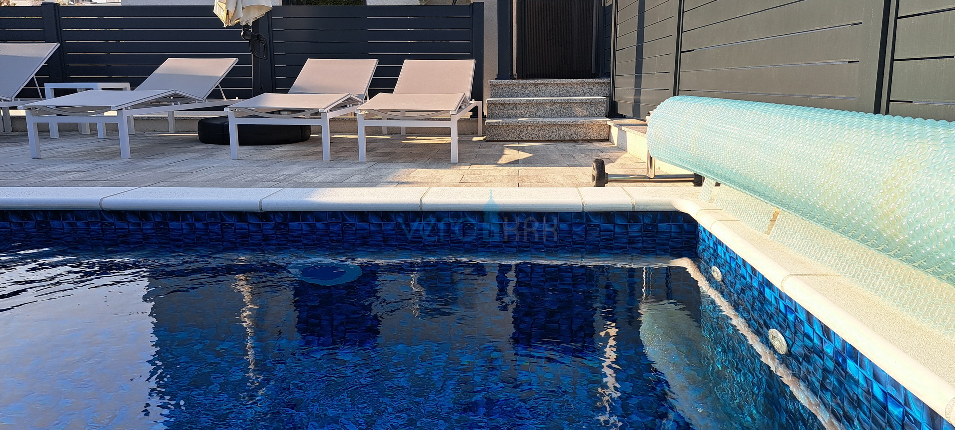 Malinska, okolica, luksuzan stan 88 m2 na katu novoizgrađene vile sa pogledom i bazenom, prodaja