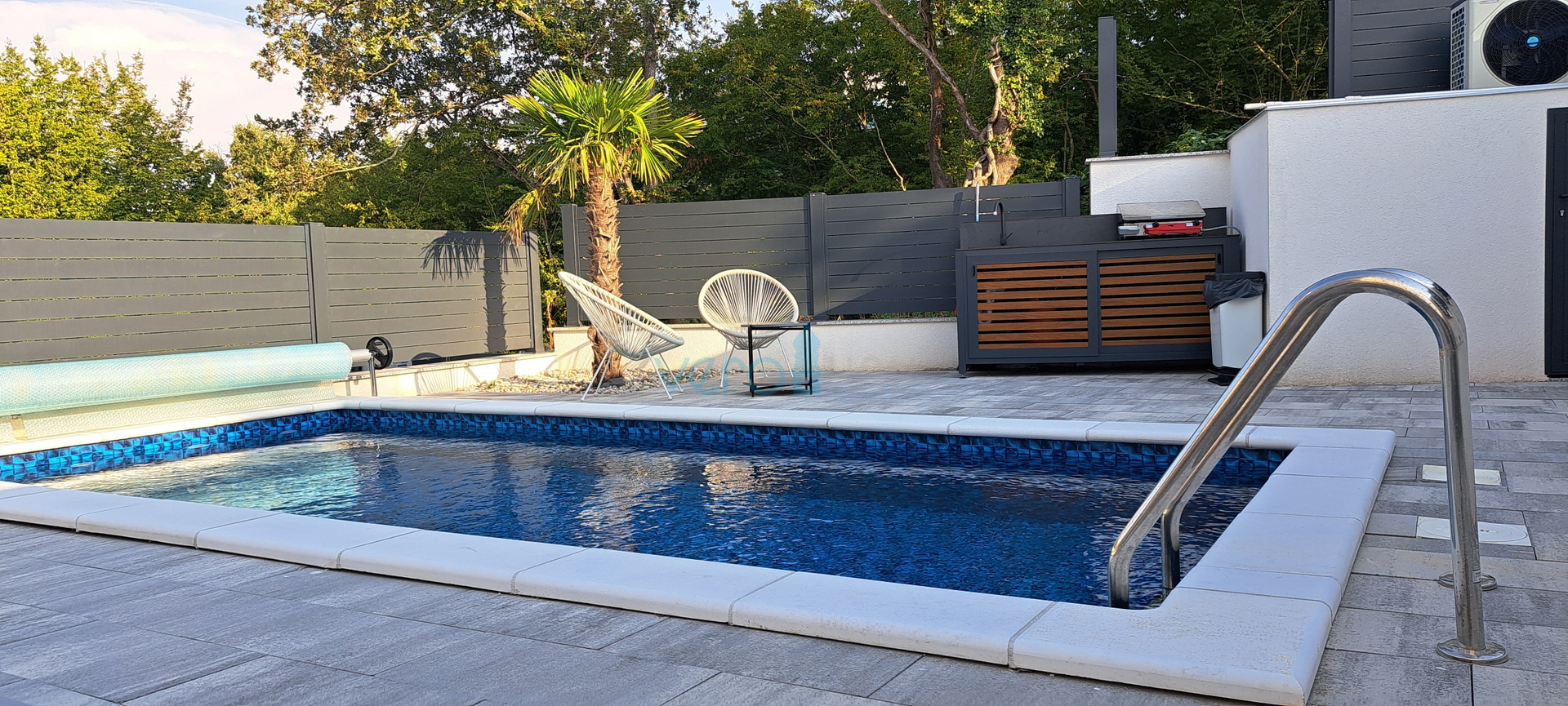 Malinska, okolica, luksuzan stan 88 m2 na katu novoizgrađene vile sa pogledom i bazenom, prodaja