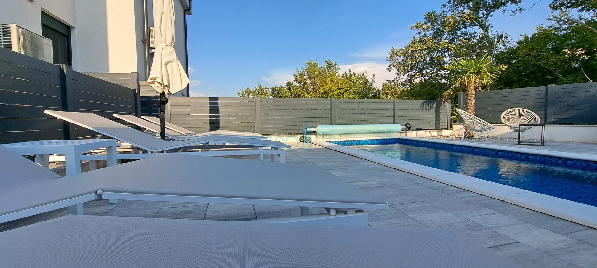 Malinska, okolica, luksuzan stan 88 m2 na katu novoizgrađene vile sa pogledom i bazenom, prodaja