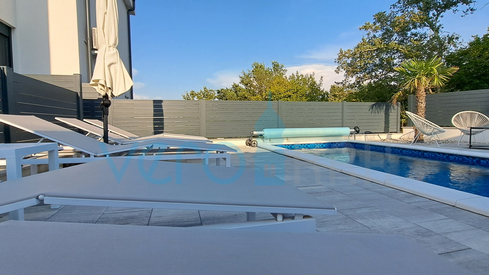 Malinska, Umgebung, Luxuswohnung 88 m2 im ersten Stock einer neu gebauten Villa mit Aussicht und Swimmingpool, zu verkaufen