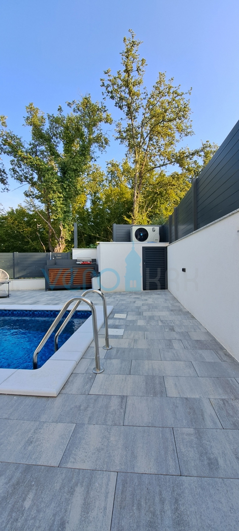 Malinska, okolica, luksuzan stan 88 m2 na katu novoizgrađene vile sa pogledom i bazenom, prodaja