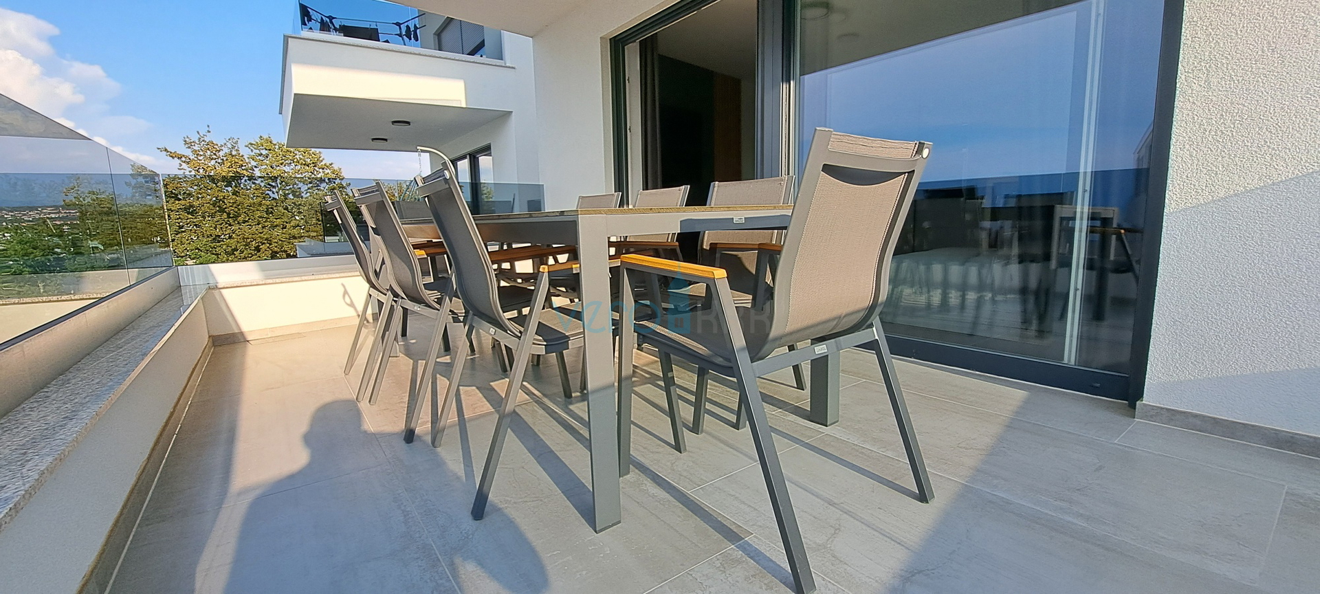 Malinska, okolica, luksuzan stan 88 m2 na katu novoizgrađene vile sa pogledom i bazenom, prodaja