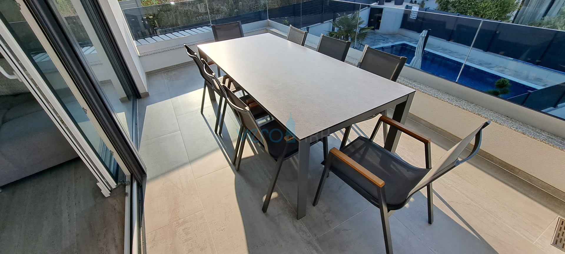 Malinska, okolica, luksuzan stan 88 m2 na katu novoizgrađene vile sa pogledom i bazenom, prodaja