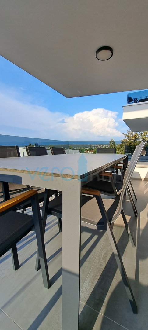 Malinska, okolica, luksuzan stan 88 m2 na katu novoizgrađene vile sa pogledom i bazenom, prodaja