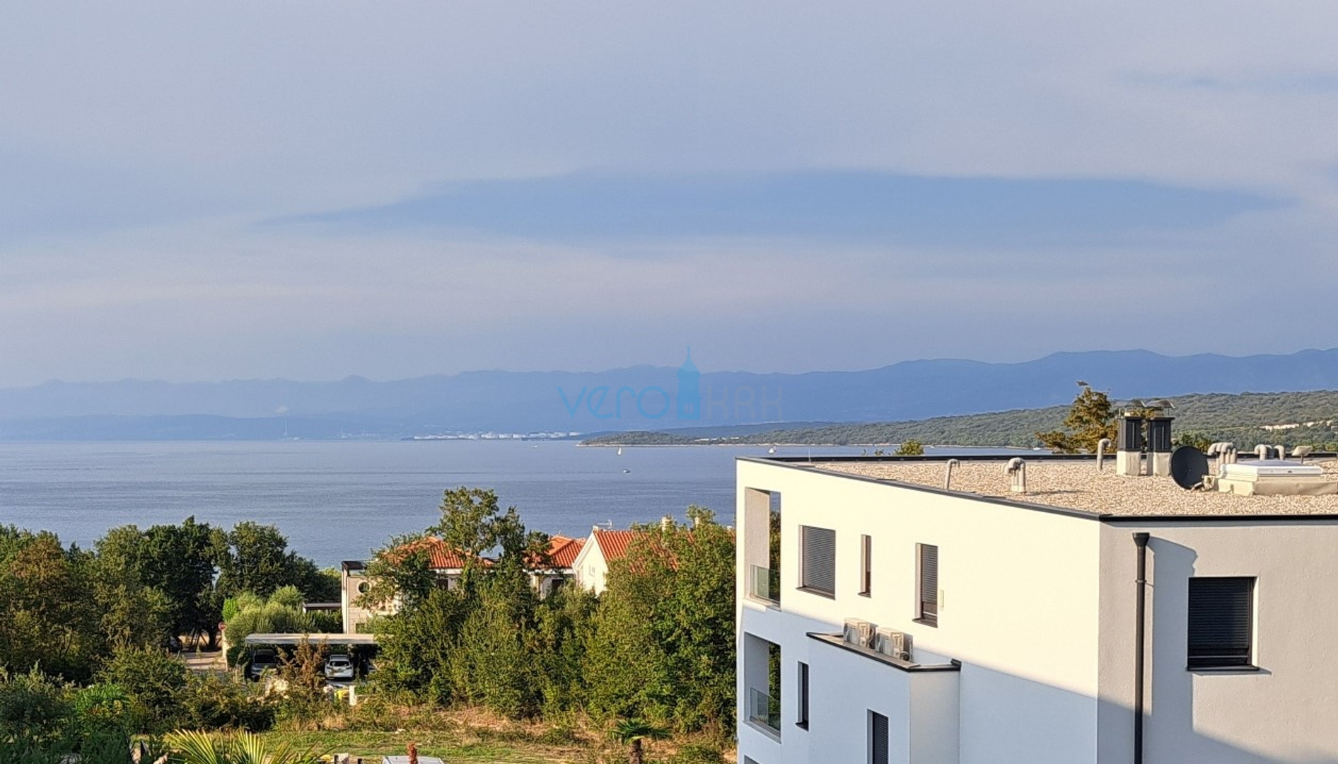 Malinska, okolica, luksuzan stan 88 m2 na katu novoizgrađene vile sa pogledom i bazenom, prodaja