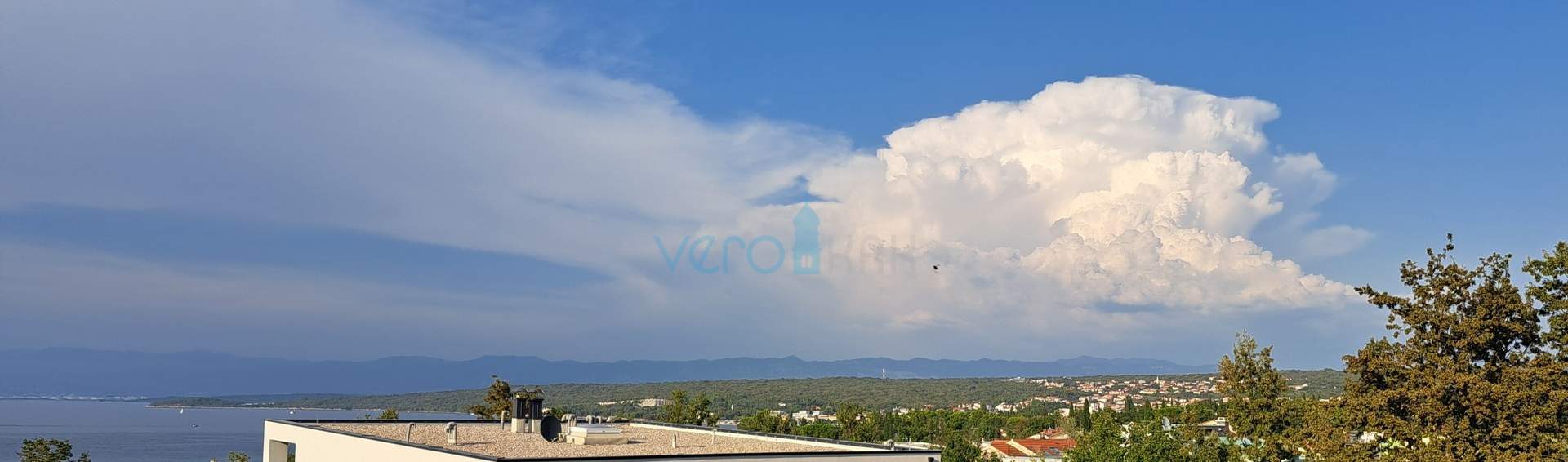 Malinska, okolica, luksuzan stan 88 m2 na katu novoizgrađene vile sa pogledom i bazenom, prodaja