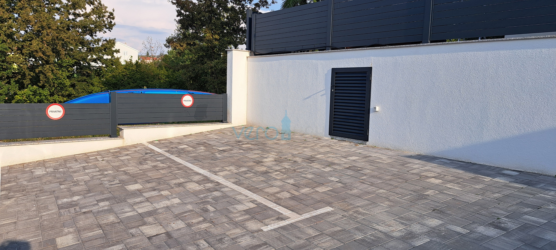 Malinska, okolica, luksuzan stan 88 m2 na katu novoizgrađene vile sa pogledom i bazenom, prodaja