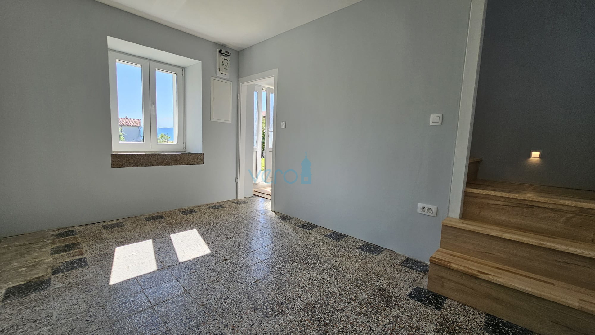 Otok Krk, grad Krk, šira okolica, renovirana kamena kuća u nizu krajnja, djelomičan pogled na more, prodaja