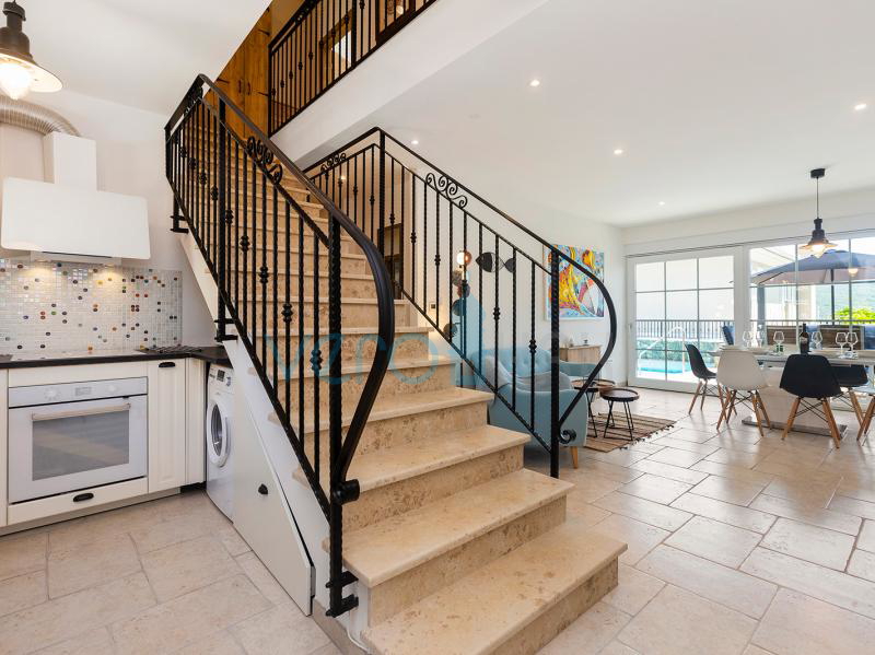 Otok Krk, Grad Krk, bliža okolica, kompleks tri vile u nizu sa bazenima na odličnoj lokaciji, pogled na more, prodaja