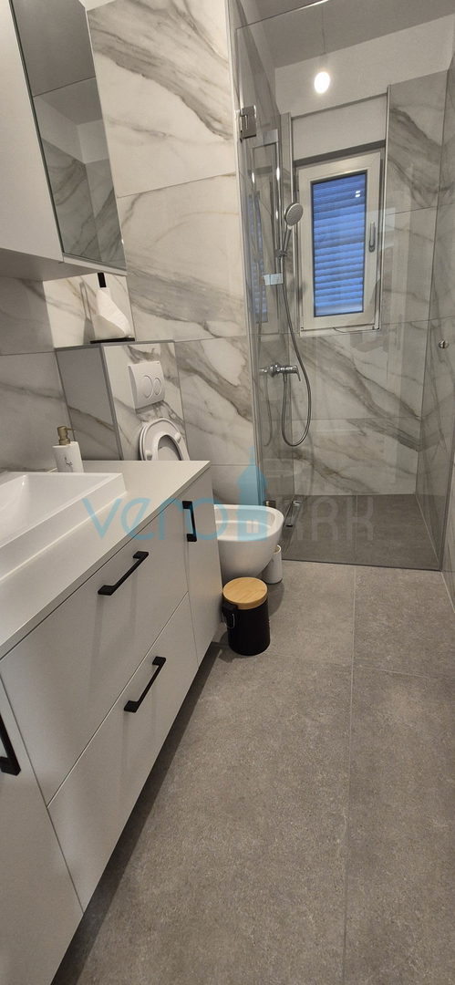 Malinska, centar, novogradnja, dvojna kuća, okućnica, prodaja