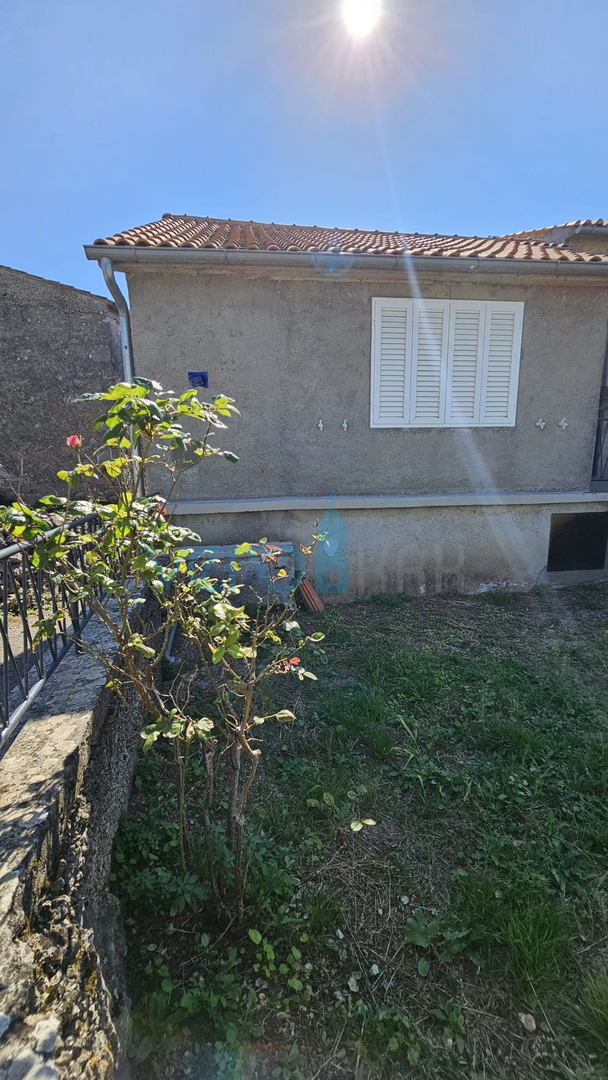 Otok Krk, grad Krk, šira okolica, renovirana kamena kuća u nizu krajnja, djelomičan pogled na more, prodaja