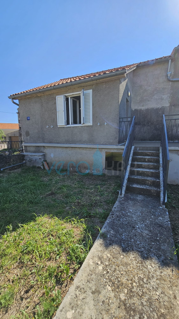 Otok Krk, grad Krk, šira okolica, renovirana kamena kuća u nizu krajnja, djelomičan pogled na more, prodaja