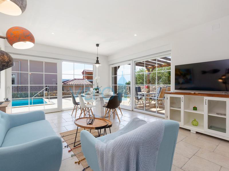 Otok Krk, Grad Krk, bliža okolica, kompleks tri vile u nizu sa bazenima na odličnoj lokaciji, pogled na more, prodaja