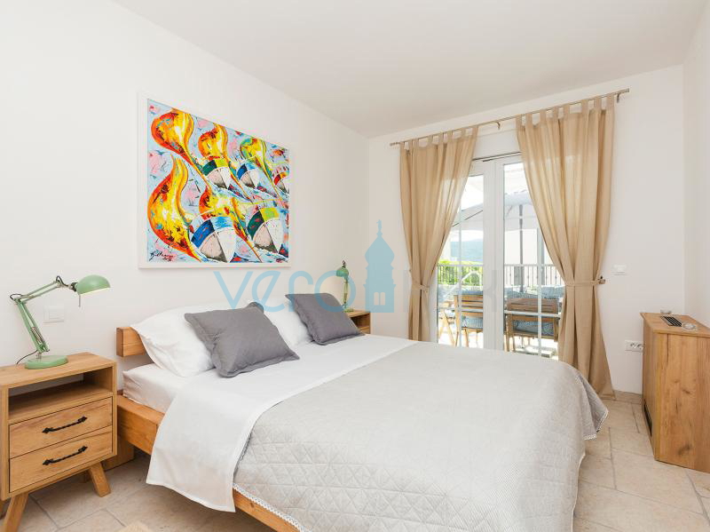 Otok Krk, Grad Krk, bliža okolica, kompleks tri vile u nizu sa bazenima na odličnoj lokaciji, pogled na more, prodaja