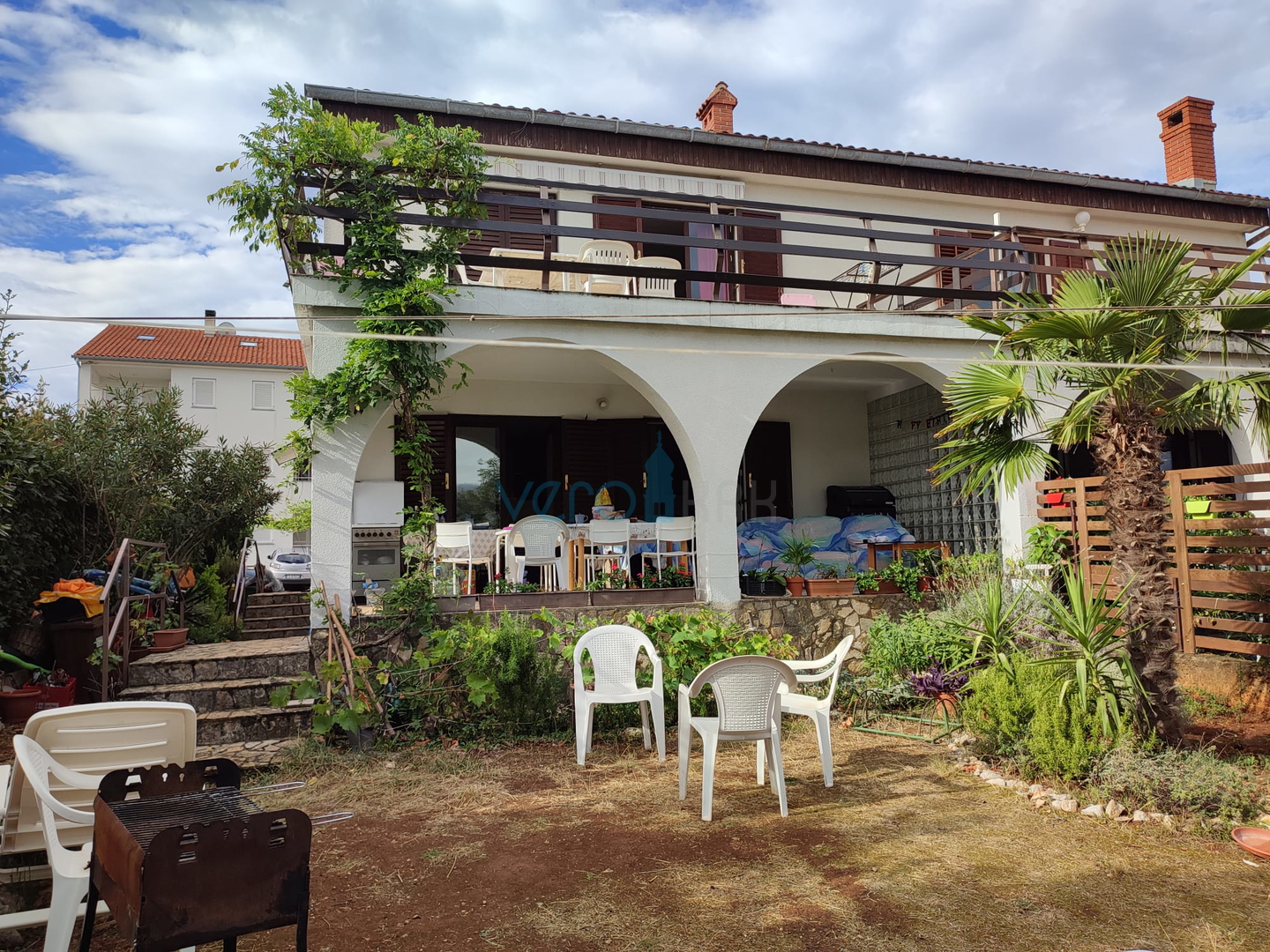 Njivice, otok Krk, dvojna kuća sa 3 apartmana, okućnica, pogled na more, prodaja