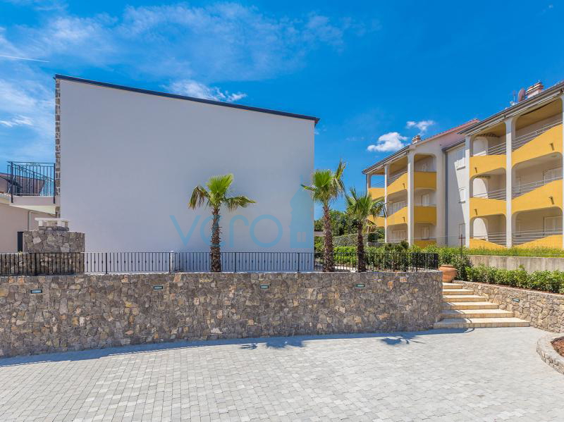 Otok Krk, Grad Krk, bliža okolica, kompleks tri vile u nizu sa bazenima na odličnoj lokaciji, pogled na more, prodaja