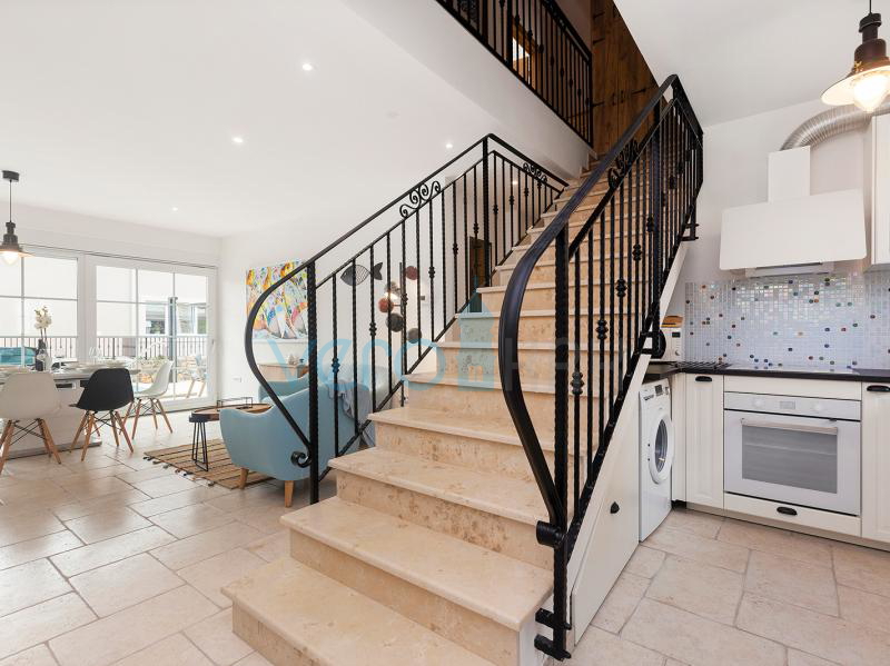 Otok Krk, Grad Krk, bliža okolica, kompleks tri vile u nizu sa bazenima na odličnoj lokaciji, pogled na more, prodaja