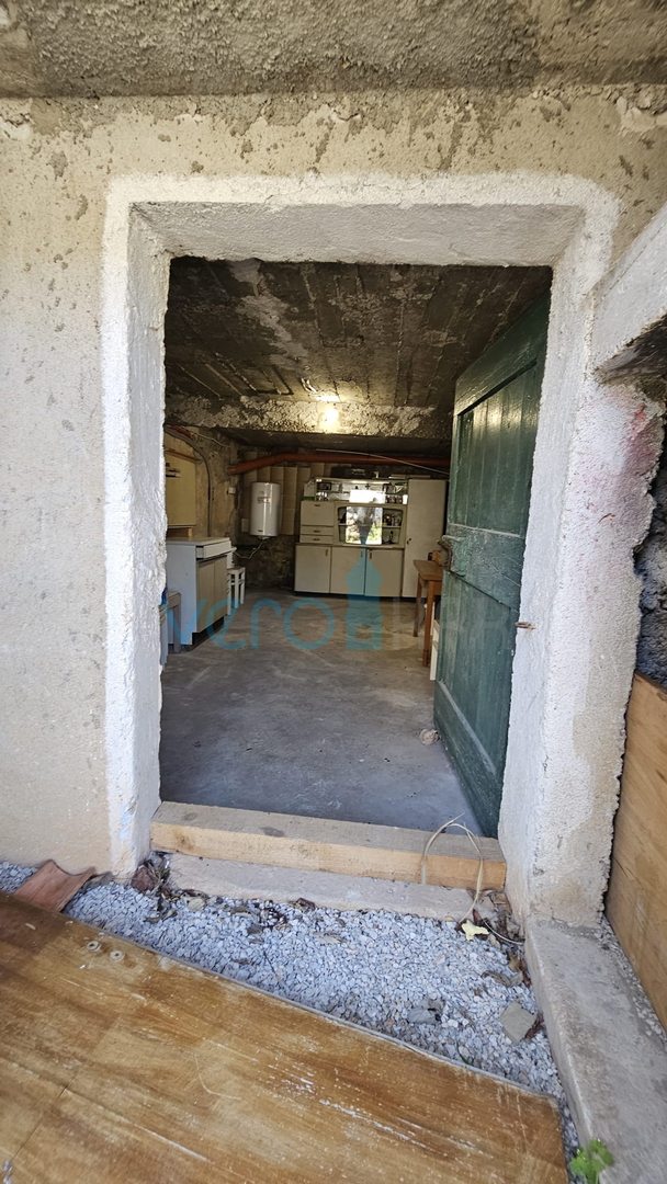 Otok Krk, grad Krk, šira okolica, renovirana kamena kuća u nizu krajnja, djelomičan pogled na more, prodaja