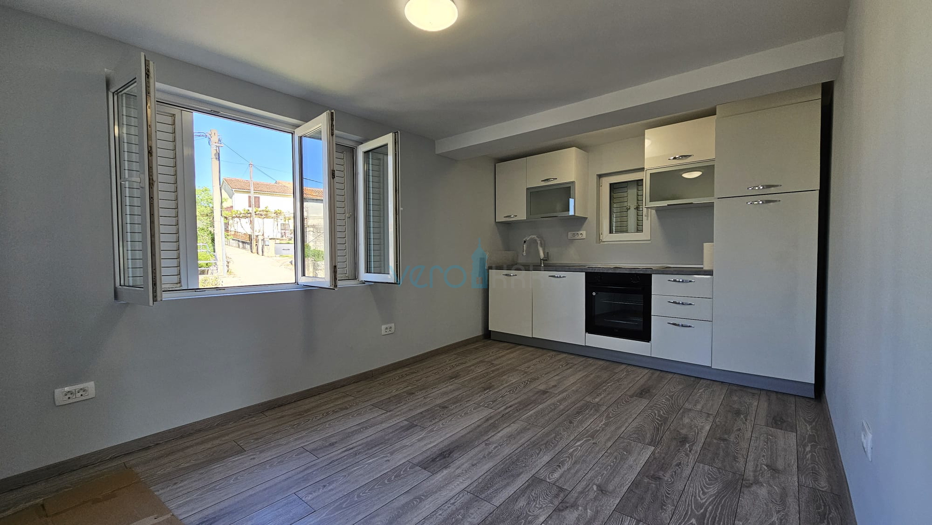 Otok Krk, grad Krk, šira okolica, renovirana kamena kuća u nizu krajnja, djelomičan pogled na more, prodaja