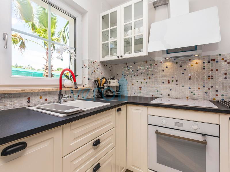 Otok Krk, Grad Krk, bliža okolica, kompleks tri vile u nizu sa bazenima na odličnoj lokaciji, pogled na more, prodaja