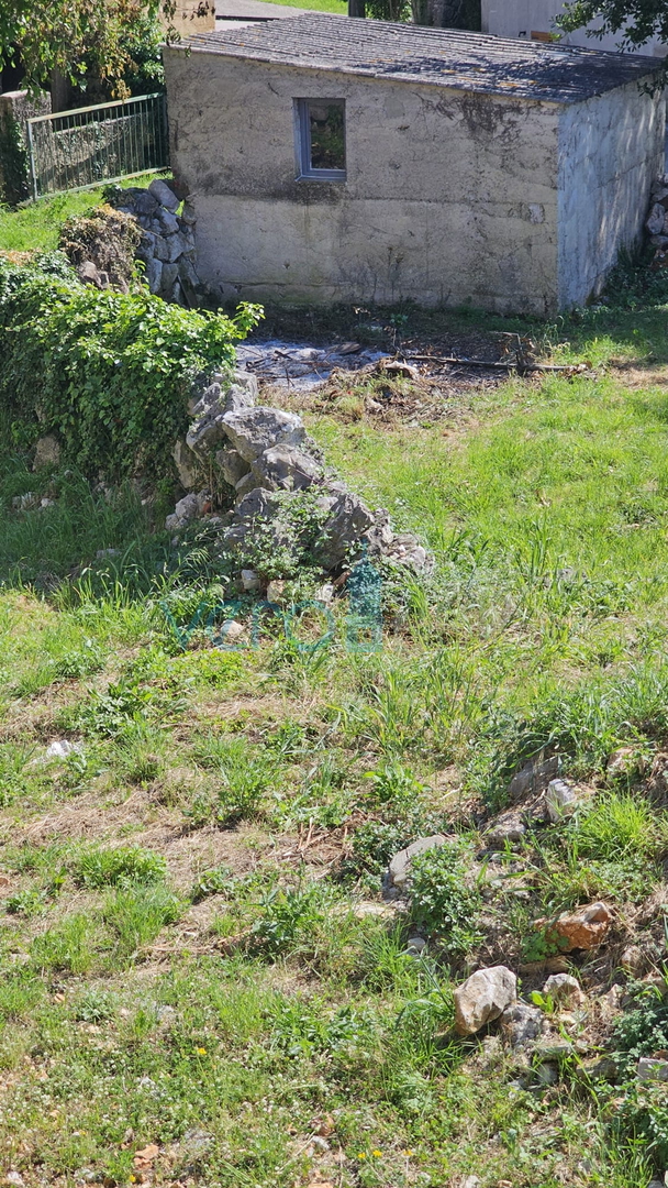 Otok Krk, grad Krk, šira okolica, renovirana kamena kuća u nizu krajnja, djelomičan pogled na more, prodaja