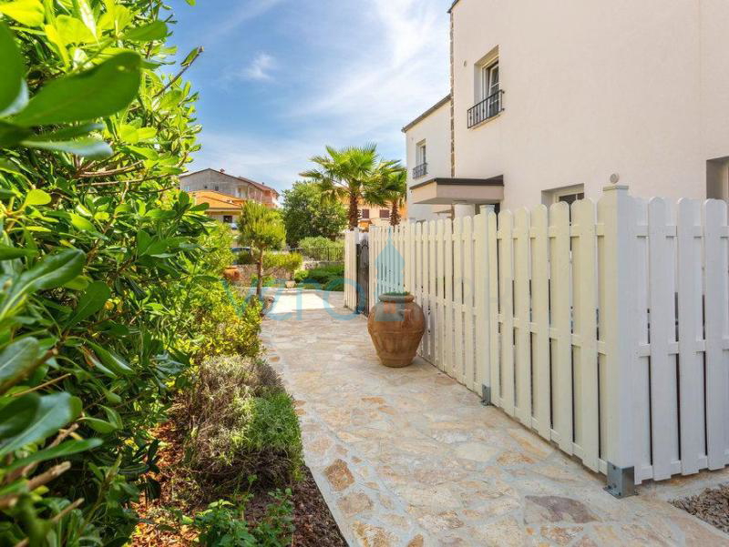 Otok Krk, Grad Krk, bliža okolica, kompleks tri vile u nizu sa bazenima na odličnoj lokaciji, pogled na more, prodaja