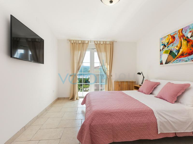 Otok Krk, Grad Krk, bliža okolica, kompleks tri vile u nizu sa bazenima na odličnoj lokaciji, pogled na more, prodaja