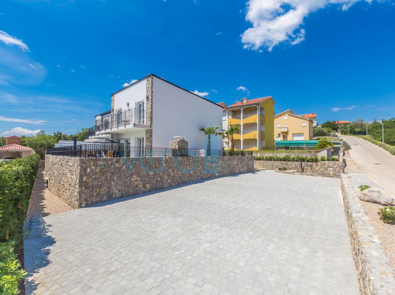 Otok Krk, Grad Krk, bliža okolica, kompleks tri vile u nizu sa bazenima na odličnoj lokaciji, pogled na more, prodaja