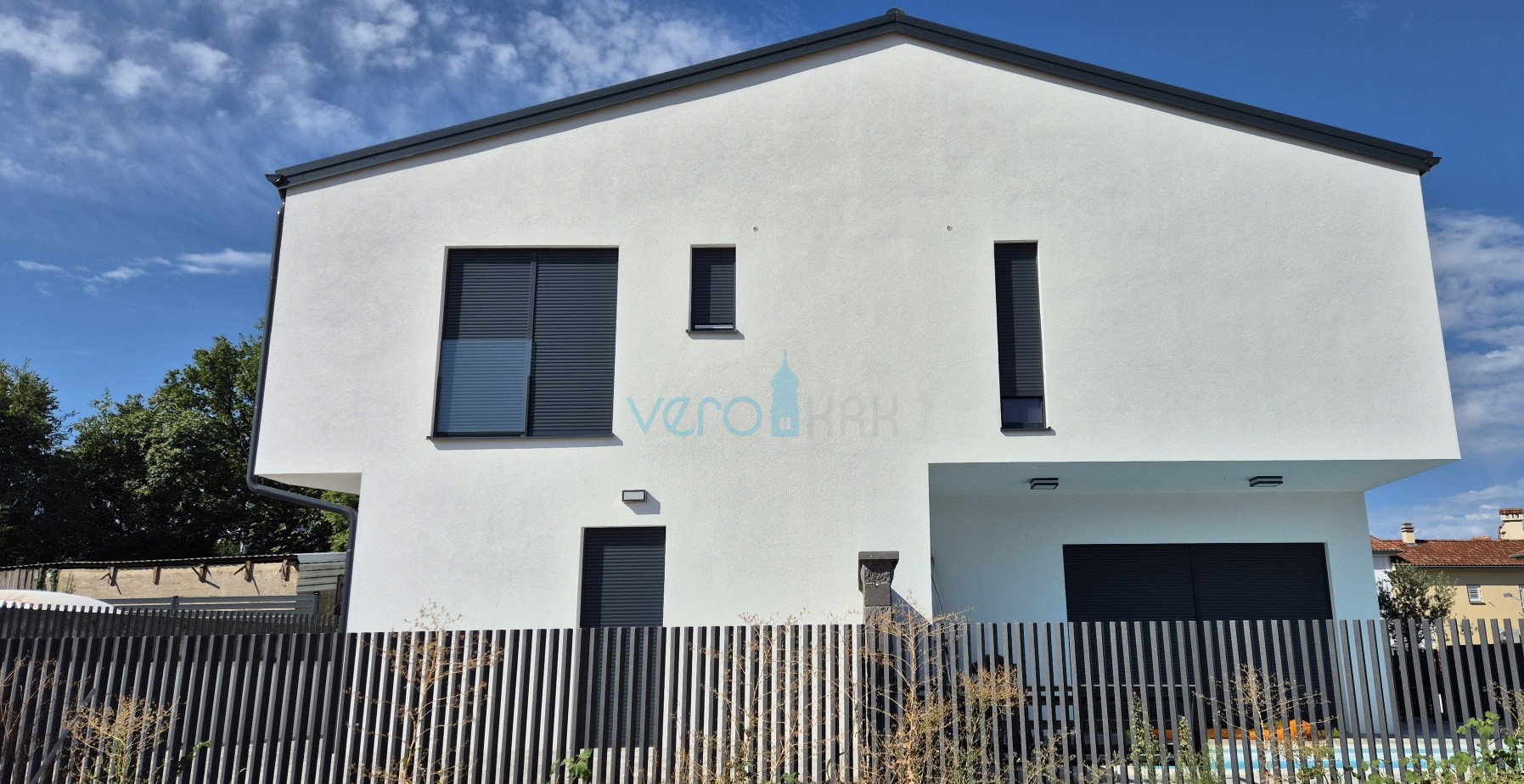 Malinska, centar, novogradnja, dvojna kuća sa bazenom, pogled na more, okućnica, prodaja