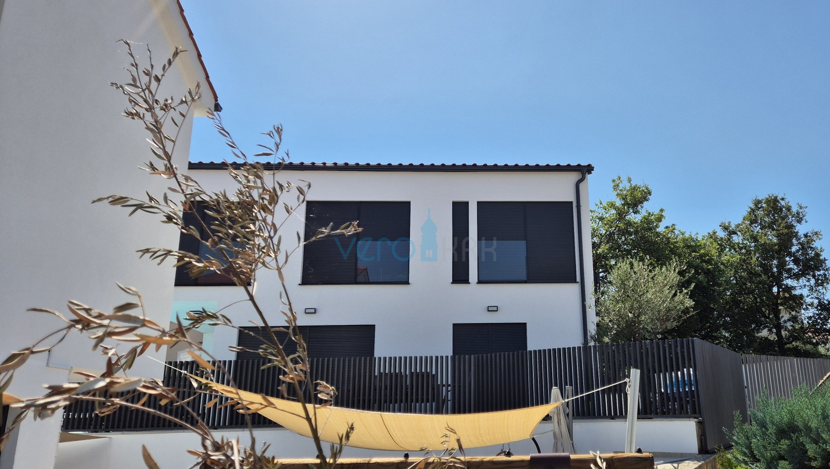 Malinska, centar, novogradnja, dvojna kuća sa bazenom, pogled na more, okućnica, prodaja