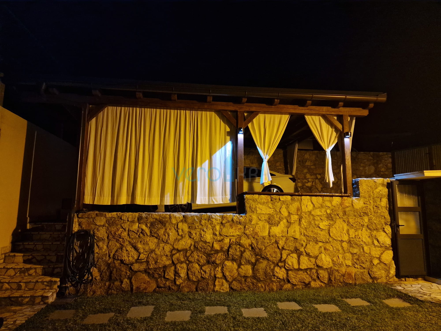 Grad Krk, dvosoban stan u prizemlju, okućnica 103 m2, prodaja
